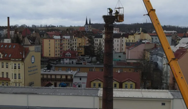 Pracovníci hobbymarketu upravili staré hnízdo čápů na 24 metrů vysokém komíně, práci jim ztěžoval vítr a zima