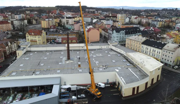 Pracovníci hobbymarketu upravili staré hnízdo čápů na 24 metrů vysokém komíně, práci jim ztěžoval vítr a zima