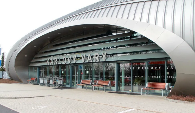 Letiště Karlovy Vary chce kraj rozšířit v roce 2026, do té doby chce získat i peníze