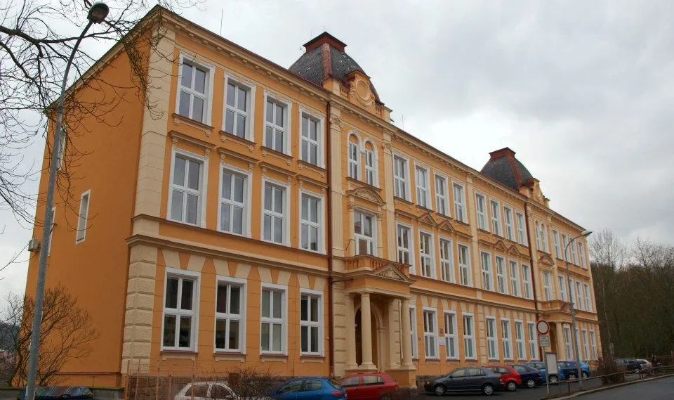 Základní škola Šmeralova ve Varech má poškozenou střechu, musí se vyměnit.