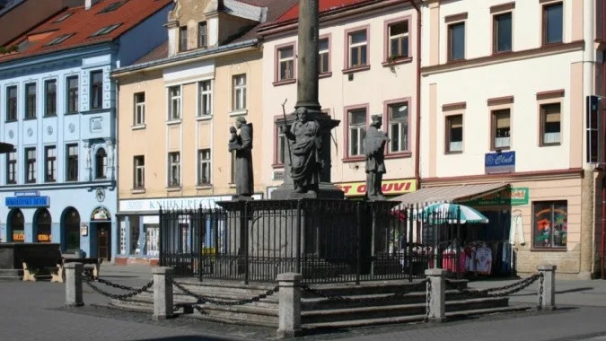 size4-16984086957881-239-sokolov-opravi-mariansky-sloup-na-starem-namesti-ktery-je-znacne-poskozeny
