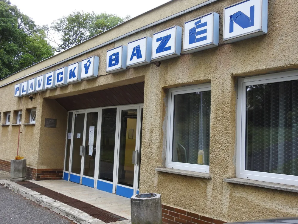 Aš chce letos zahájit opravu bazénu s využitím peněz ze Sberbank.