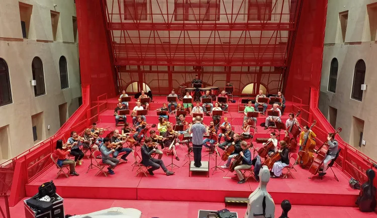 Karlovarský symfonický orchestr při zkoušce v Císařských lázních