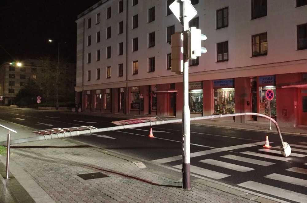 V centru Sokolova nápory větru nevydržel sloup veřejného osvětlení a poroučel se k zemi přímo přes ulici
