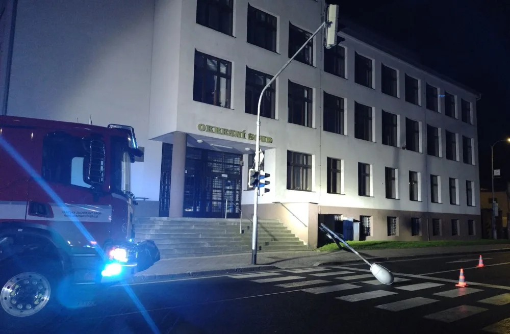 V centru Sokolova nápory větru nevydržel sloup veřejného osvětlení a poroučel se k zemi přímo přes ulici