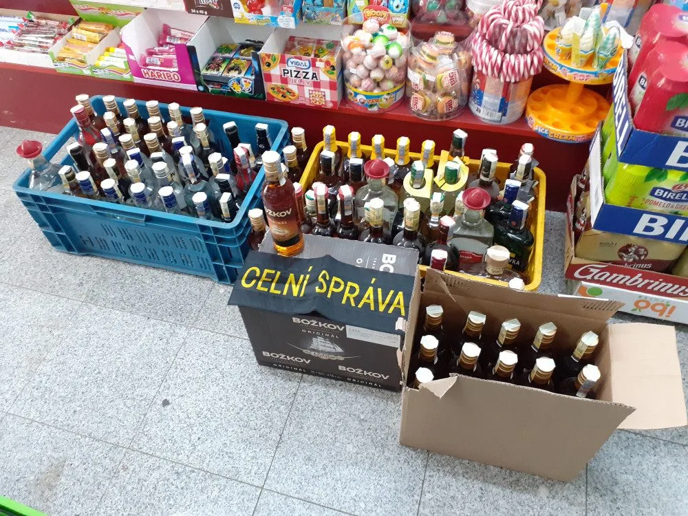 Celníci si došlápli na prodejce nezdaněného alkoholu a neznačených cigaret. Zboží ukrývali pod pulty provozoven