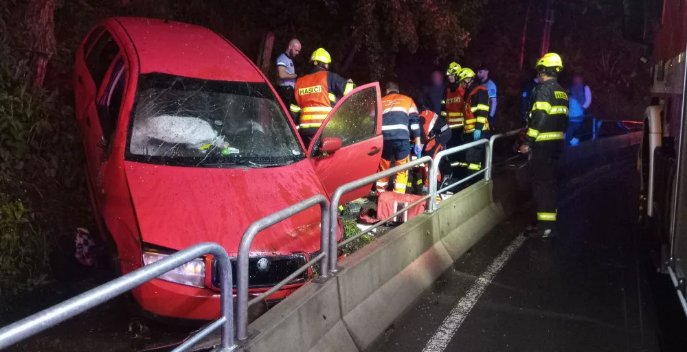 Po nárazu auta do betonových svodidel zahynul mladý spolujezdec. Vozidlo řídil jeho silně opilý kamarád