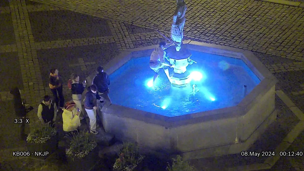 Parta na náměstí v Chebu o půlnoci lezla do kašny a poškodila ji