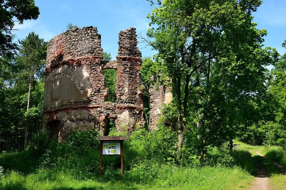 Město Ostrov připravuje záchranu zříceniny zámečku Mořičov