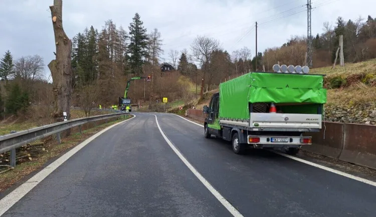 V serpentinách u Bečova stavbaři odstraňují skálu nad vozovkou