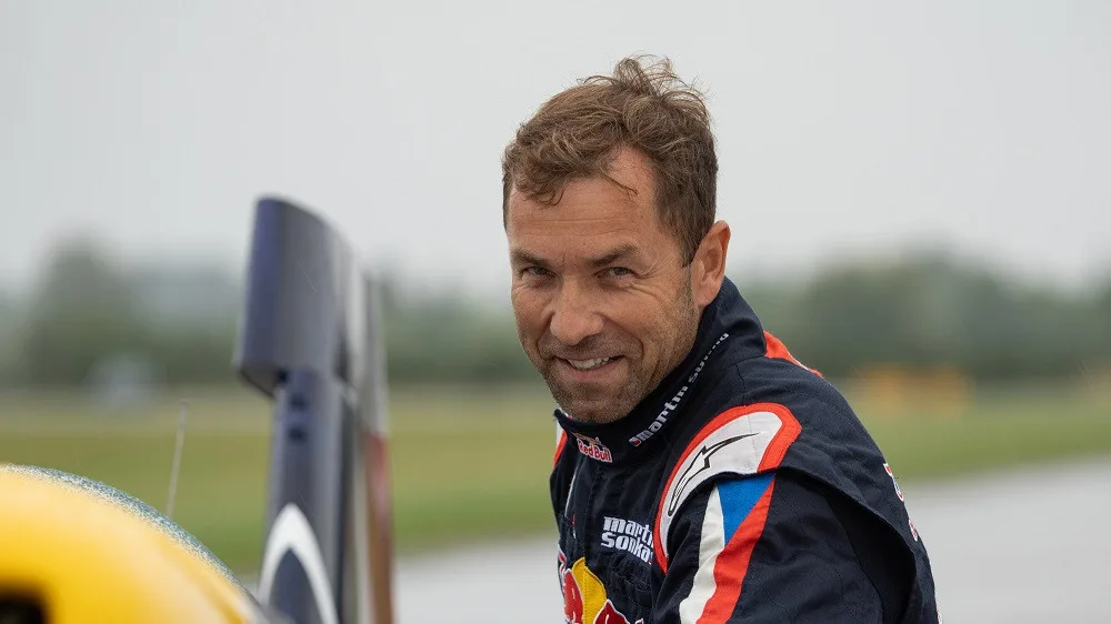 Létání jsem musel vyměnit za armádu, jinak bych v ní nemohl zůstat, říká akrobatický pilot Martin Šonka
