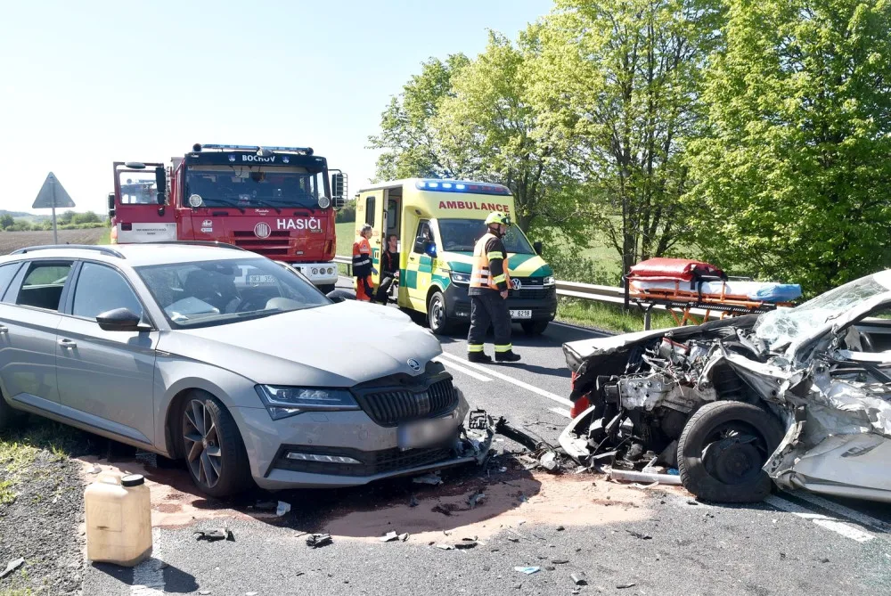 Smrtelná nehoda se stala u Čichalova na Karlovarsku, kde se rovněž srazila tři osobní auta a kamion