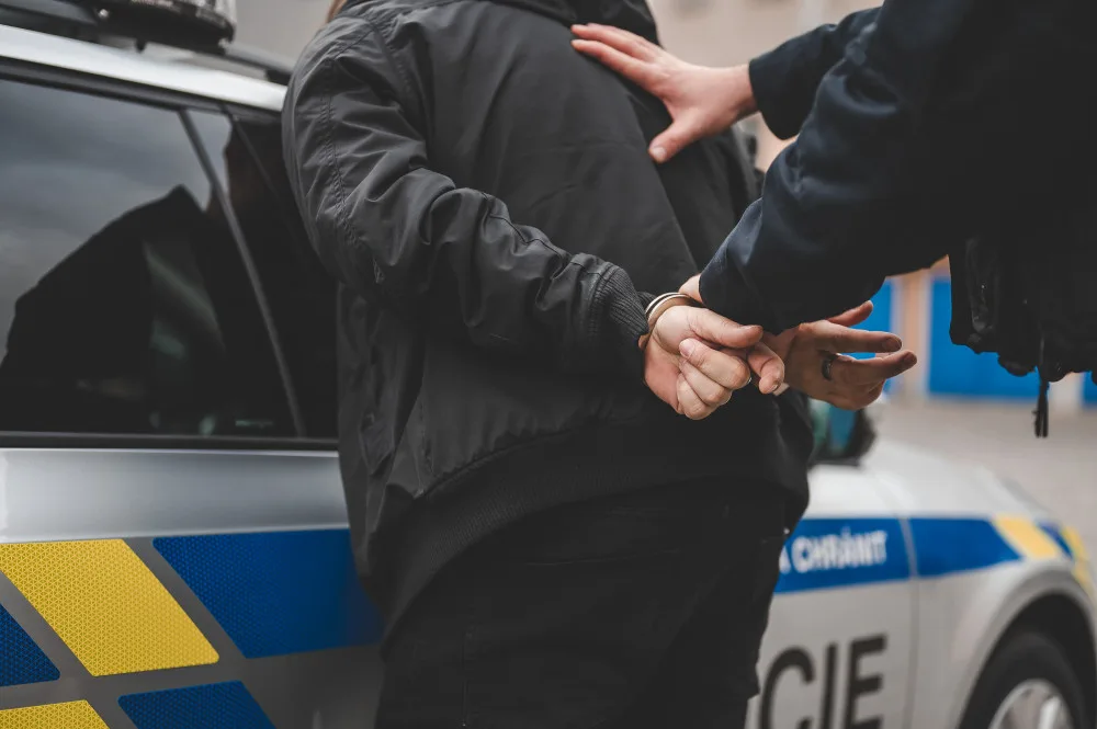 Agresivní muž nechtěl opustit byt expřítelkyně. Na policisty zaútočil nožem