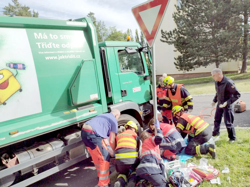 Řidič popelářského auta nacouval do chodkyně. Vrtulník ji transportoval do nemocnice