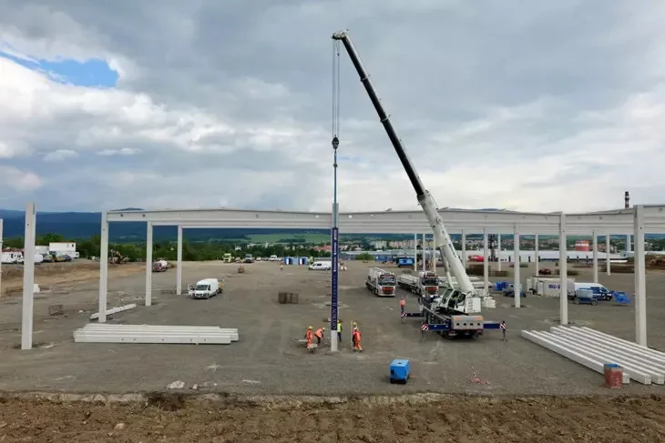 V Ostrově roste nová hala pro automobilový průmysl. Nabídne práci pro 350 lidí