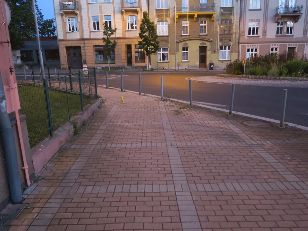 Ve Varech se srazil cyklista s dívkou na koloběžce. Cyklista ujel, policie hledá svědky