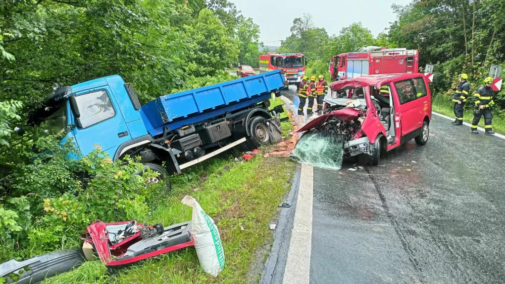 Vážná nehoda uzavřela silnici na Počerny. Hasiči museli vyprostit dvě zaklíněné osoby