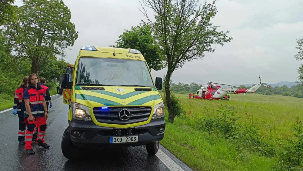 Vážná nehoda uzavřela silnici na Počerny. Hasiči museli vyprostit dvě zaklíněné osoby