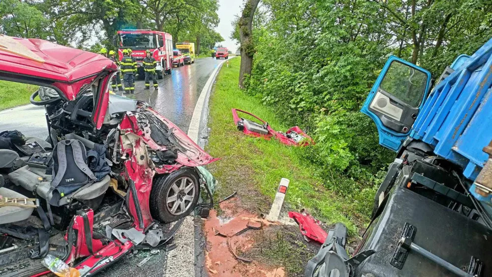 Vážná nehoda uzavřela silnici na Počerny. Hasiči museli vyprostit dvě zaklíněné osoby