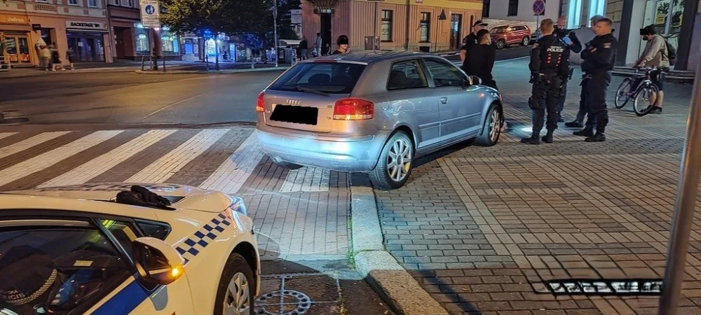 Agresivnímu cizinci se nelíbilo, když si chodec nafotil, jak nevhodně zaparkoval auto. Nakonec skončil v poutech