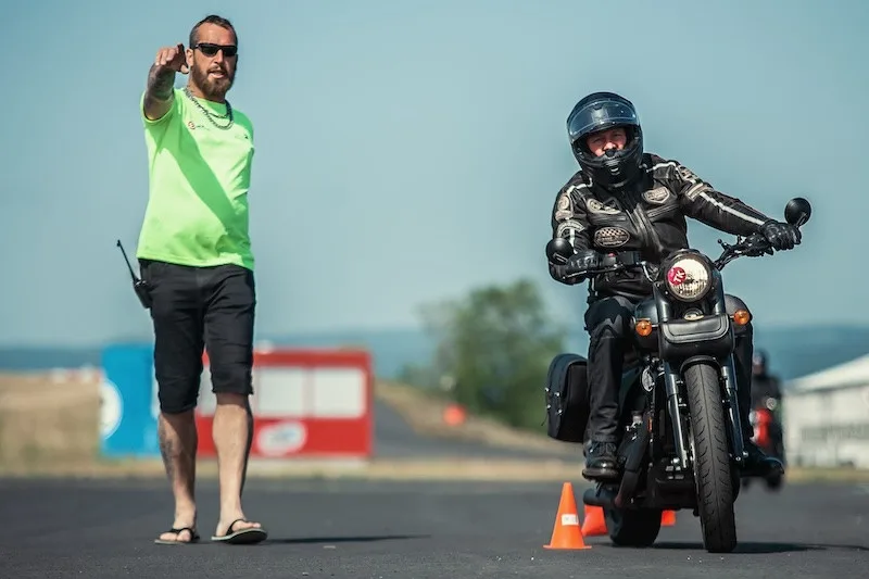 V prvních měsících roku zemřelo 23 motorkářů, těžce zraněných je téměř stovka. Zlepšit situaci pomohou specializované kurzy i unikátní videa