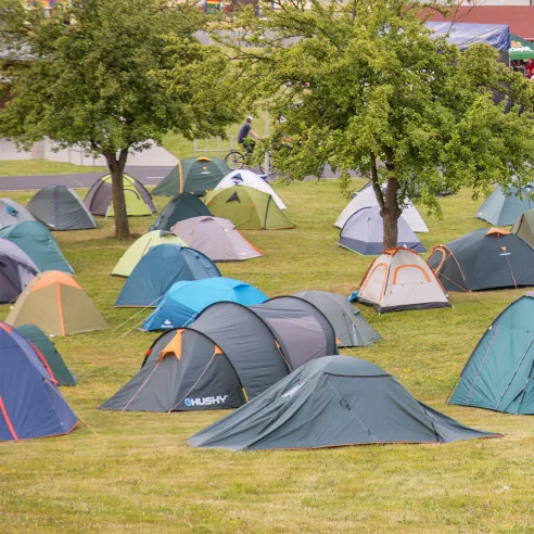 Návštěvníci karlovarského festivalu spali v hostelu i ve stanovém městečku