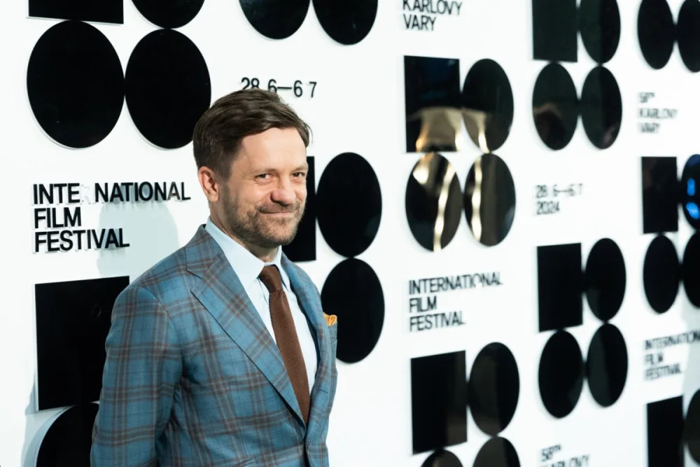 Film Vlny vynesl režiséru Jiřímu Mádlovi cenu innogy Modrá kostka na karlovarském filmovém festivalu