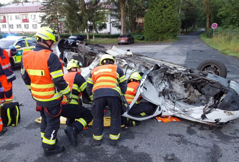 Při střetu dvou osobních vozidel se zranili tři lidé. Na místě zasahoval i vrtulník letecké záchranné služby