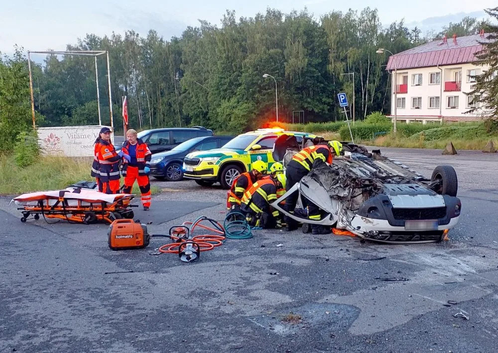 Při střetu dvou osobních vozidel se zranili tři lidé. Na místě zasahoval i vrtulník letecké záchranné služby