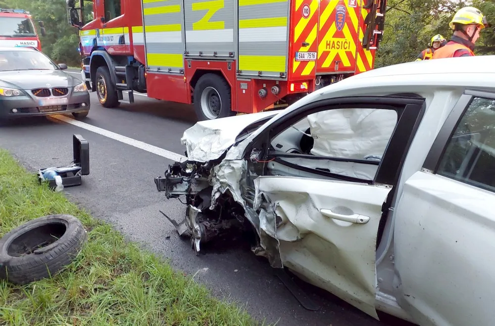 Při střetu dvou osobních vozidel se zranili tři lidé. Na místě zasahoval i vrtulník letecké záchranné služby