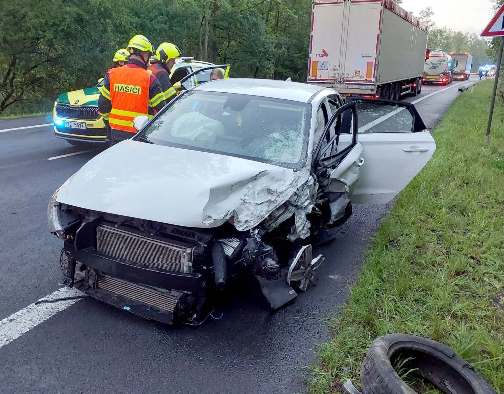 Při střetu dvou osobních vozidel se zranili tři lidé. Na místě zasahoval i vrtulník letecké záchranné služby