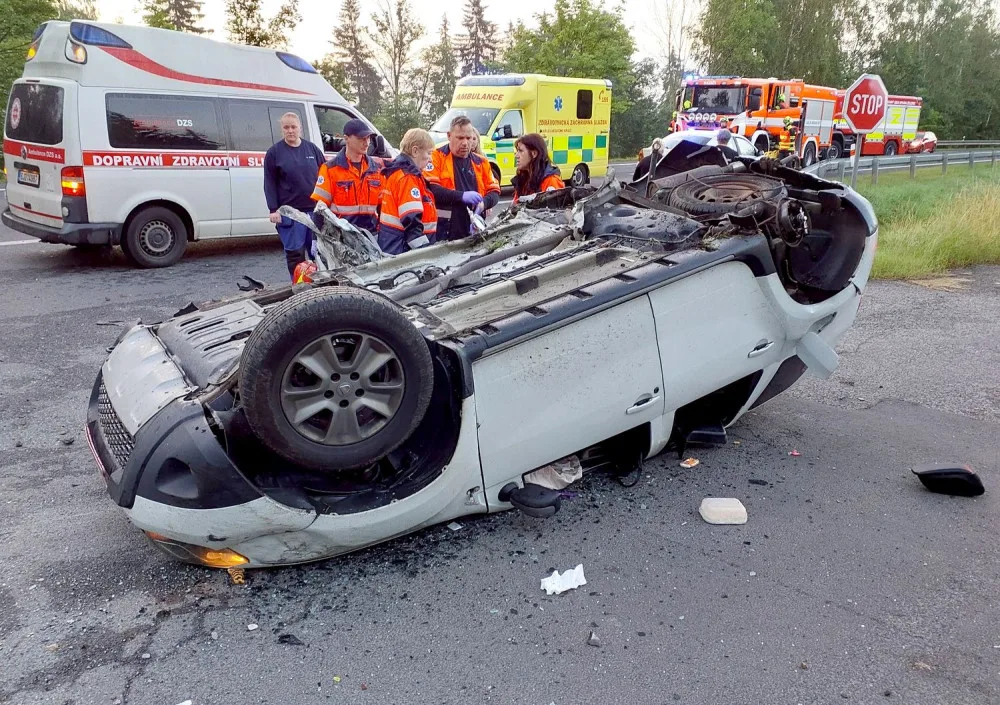 Při střetu dvou osobních vozidel se zranili tři lidé. Na místě zasahoval i vrtulník letecké záchranné služby