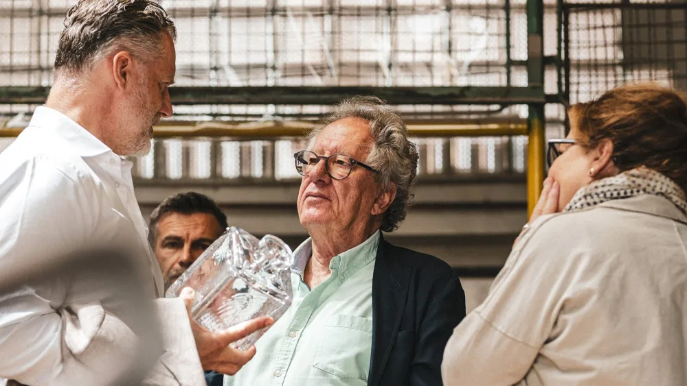 Herec Geoffrey Rush navštívil s manželkou během filmového festivalu sklárnu Moser