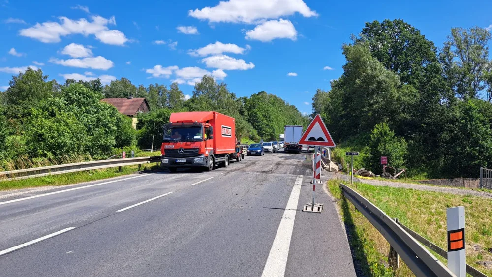Začala oprava silnice na hrázi Jesenice, řidiče čeká komplikovaná objížďka