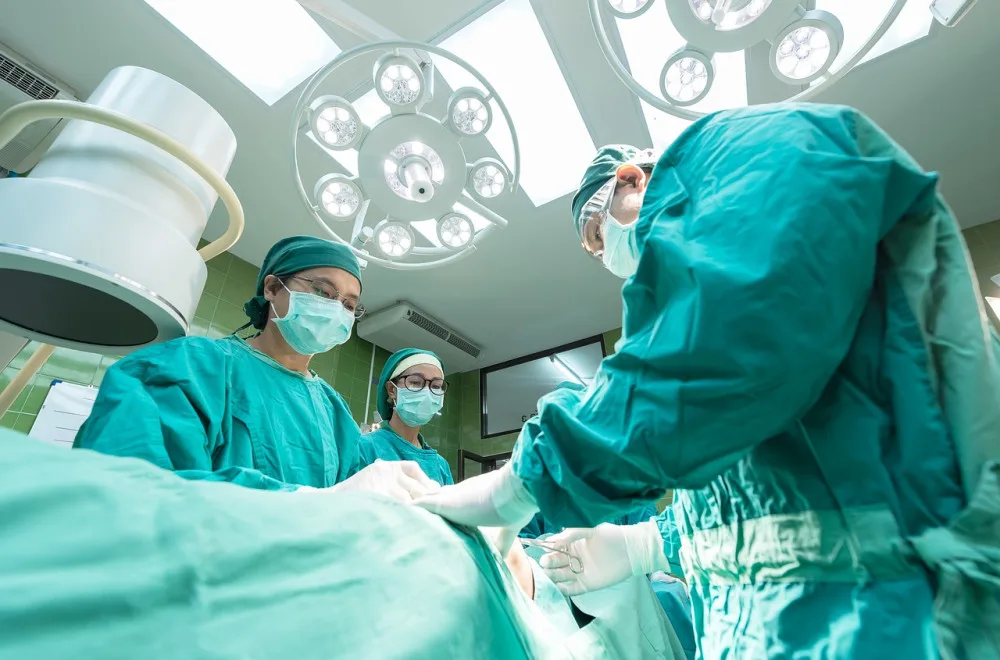 Karlovarský kraj rozdělil už téměř 3 miliony korun lékařům, aby neodcházeli do důchodu