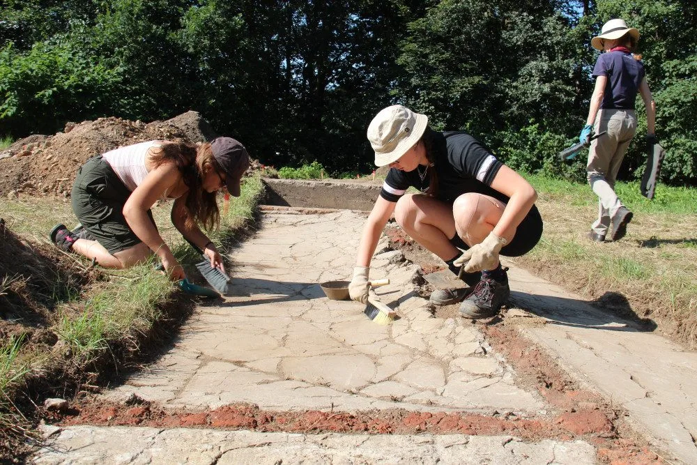 Pozůstatky ženského koncentračního tábora odkrývají archeologové ze západočeské univerzity