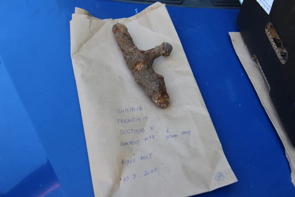 Archeologové našli závěr pušky jednoho ze strážných