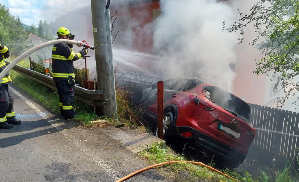 Auto na Sokolovsku začalo po nárazu hořet. Řidička stihla vystoupit