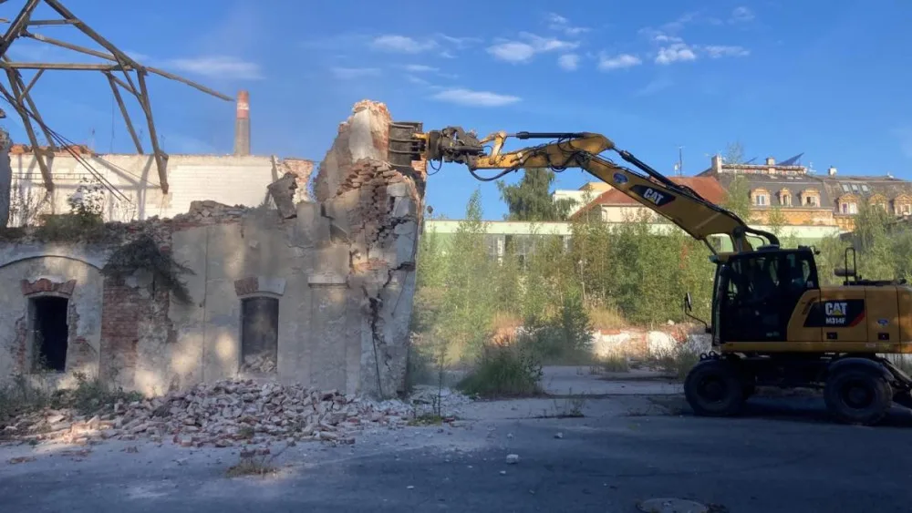 V Karlových Varech začala demolice bývalého pivovaru, který obývali bezdomovci