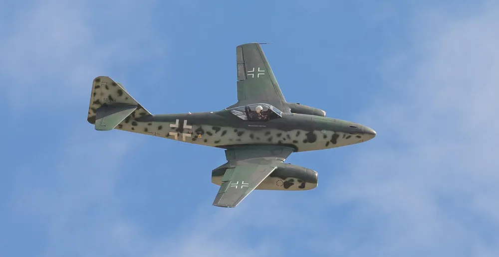 První den leteckého dne nabídl nejmenší letadlo světa i Messerschmitt Schwalbe, neděle láká na gripeny