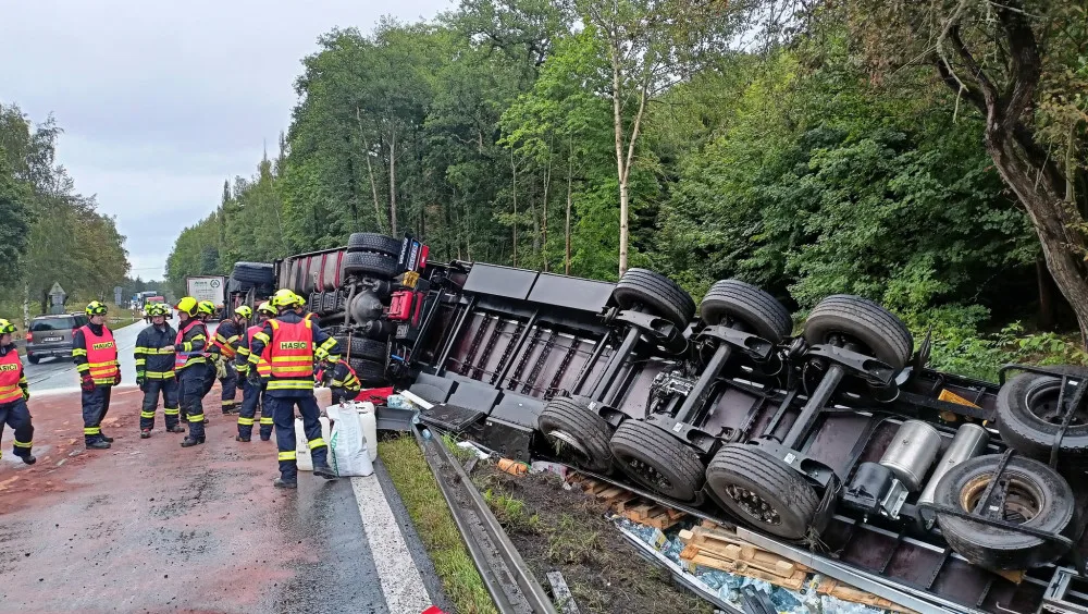 Převrácený mimo silnic skončil kamion převážející balené minerálky