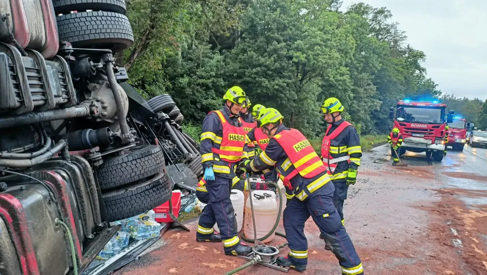 Převrácený mimo silnic skončil kamion převážející balené minerálky
