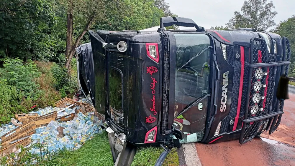 Převrácený mimo silnic skončil kamion převážející balené minerálky