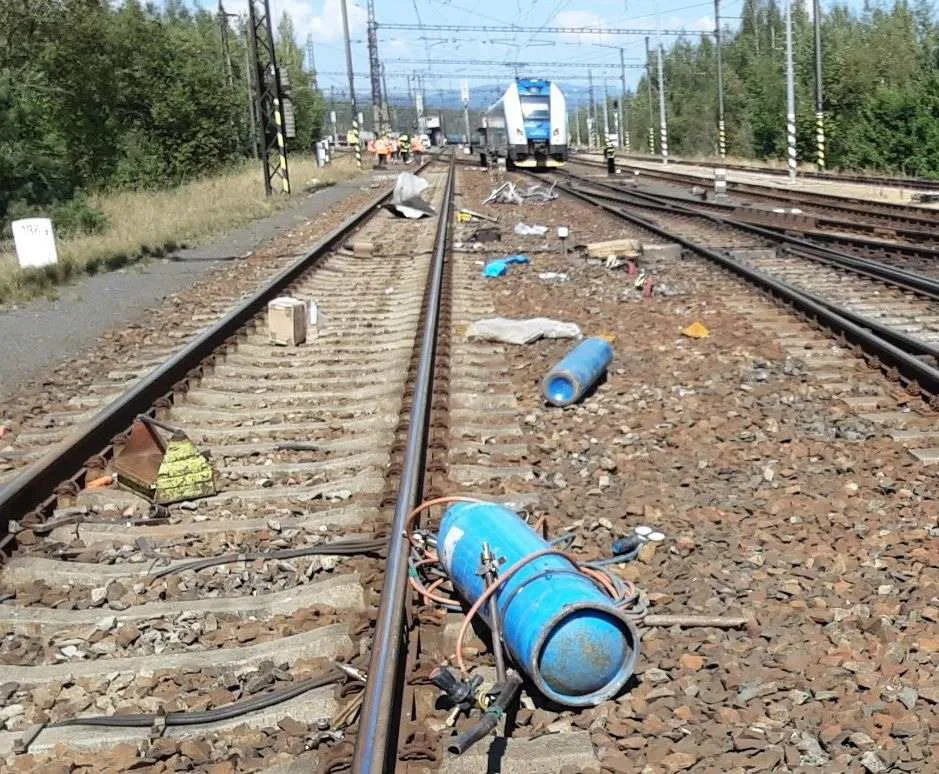 Vlak u Chodova zavadil o drezínu s tlakovými lahvemi. Provoz na trati se zastavil