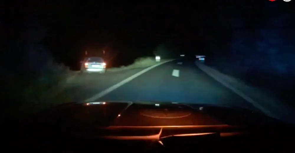 Honička chebských policistů. Řidič nereagoval, ujížděl až do Německa