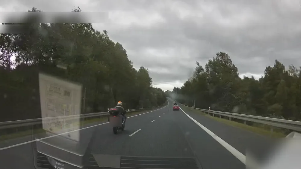 Motorkář prosvištěl kolem policejního vozu na devadesátce rychlostí 153 km/h. Na místě přišel o řidičák