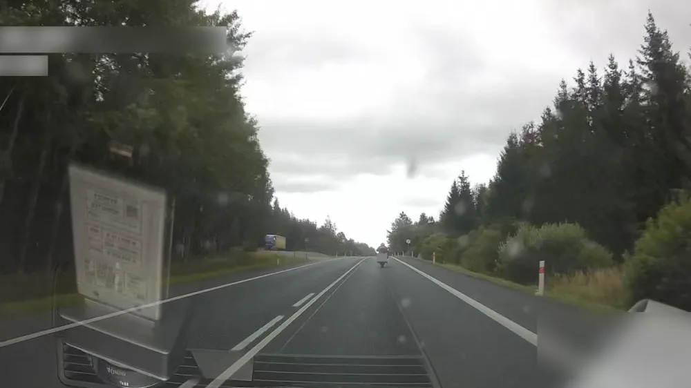 Motorkář prosvištěl kolem policejního vozu na devadesátce rychlostí 153 km/h. Na místě přišel o řidičák