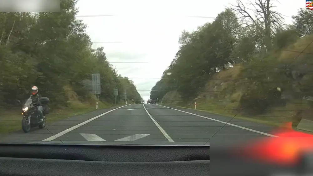 Motorkář prosvištěl kolem policejního vozu na devadesátce rychlostí 153 km/h. Na místě přišel o řidičák