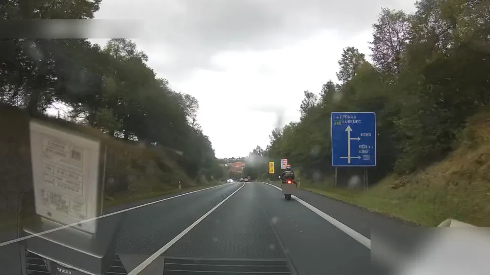 Motorkář prosvištěl kolem policejního vozu na devadesátce rychlostí 153 km/h. Na místě přišel o řidičák