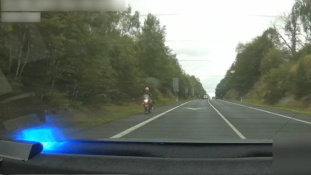 Motorkář prosvištěl kolem policejního vozu na devadesátce rychlostí 153 km/h. Na místě přišel o řidičák